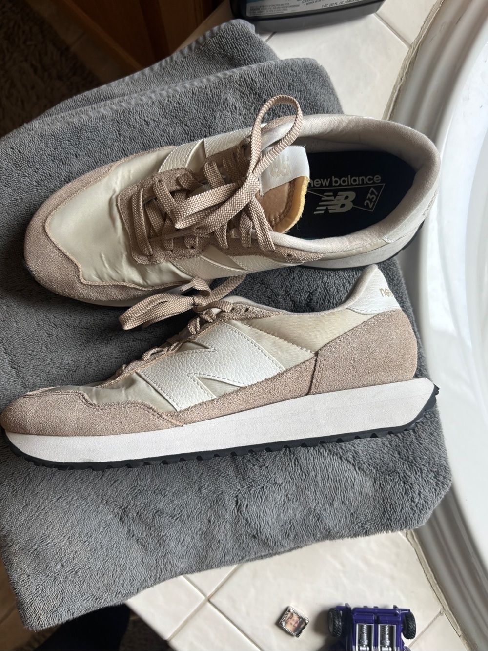 New Balance Women's Sneaker in Beige and White size 10 - Picture 2 of 3